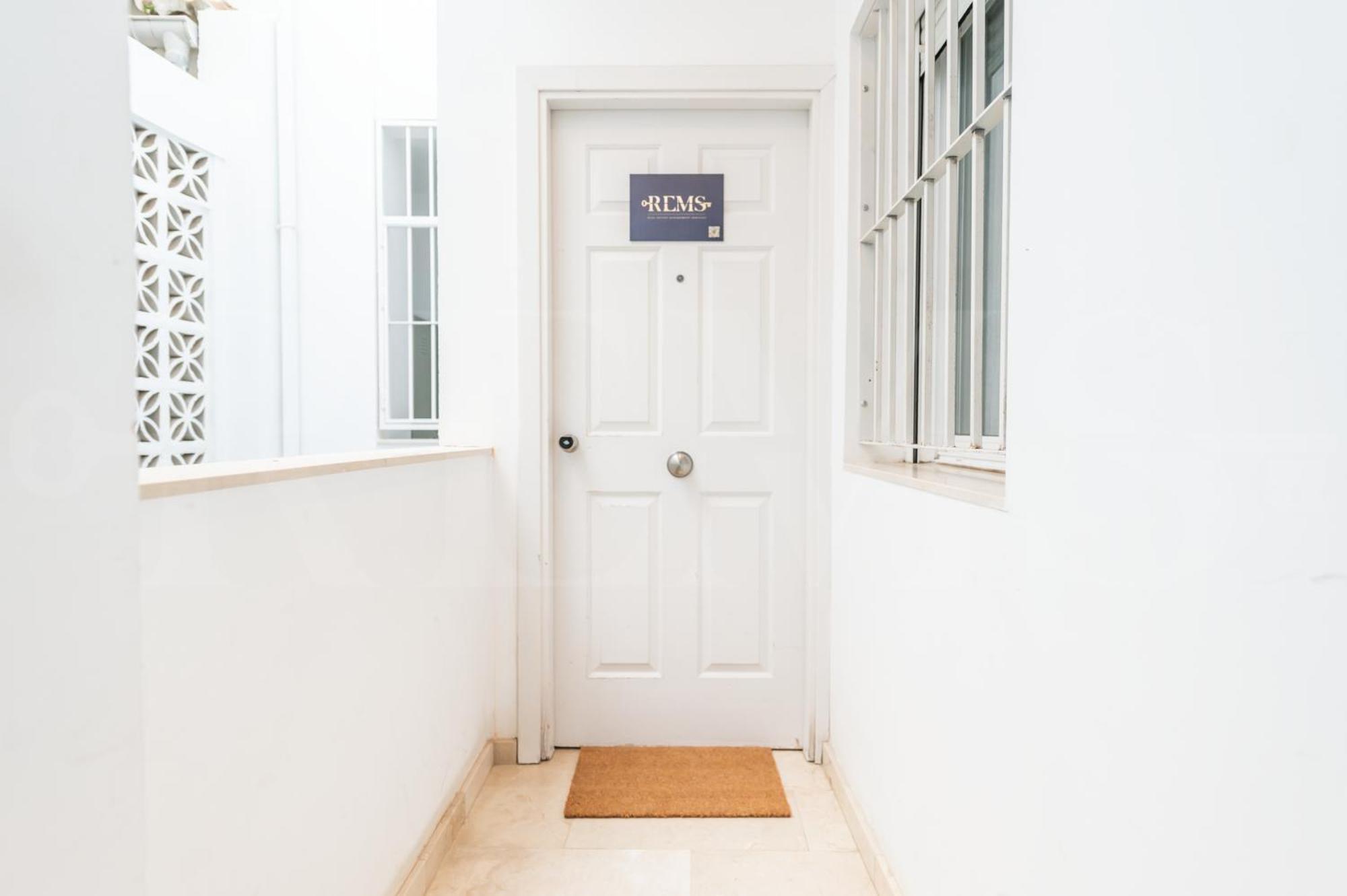 Cozy In The Heart Of By Rems Apartament *